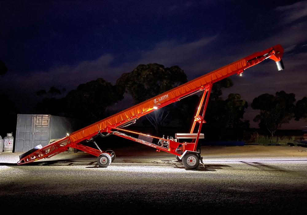 Small conveyor for grain and fertiliser